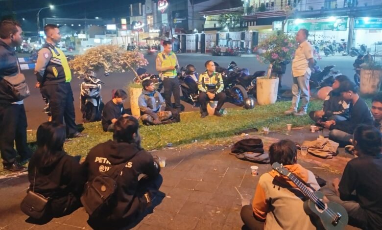 POLANTAS MENYAPA : POLRES JEMBER AJAK KOMUNITAS MOTOR JADI PELOPOR TERTIB BERLALU LINTAS 1000282904