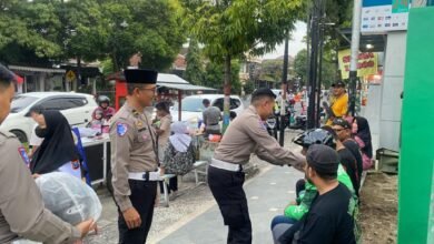 OPERASI PATUH SEMERU 2025, POLRES PONOROGO BERI HELM GRATIS UNTUK OJOL 1000282915