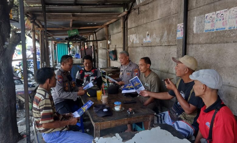 CEGAH GANGGUAN KAMTIBMAS, SATBINMAS POLRES KEDIRI KOTA BLUSUKAN KE PASAR 1000283655