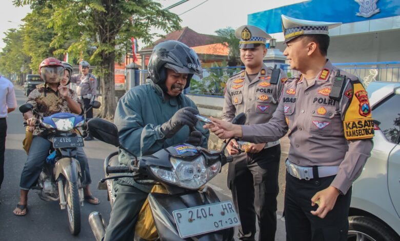 BUKAN RAZIA BIASA, POLRES JEMBER JADIKAN OPERASI PATUH SEMERU AKSI SENYUM DAN COKELAT UNTUK KESELAMATAN 1000285591