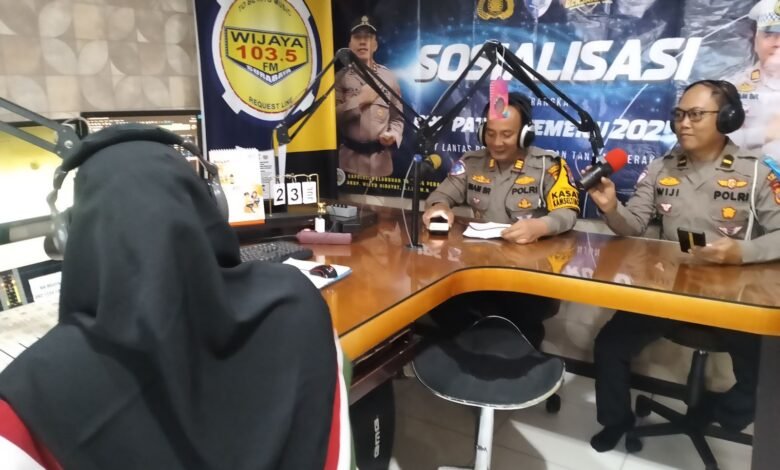 BERSAMA MEDIA POLRES PELABUHAN TANJUNGPERAK GENCARKAN SOSIALISASI OPERASI PATUH SEMERU 2025. 1000286069