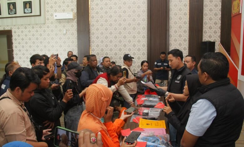 DUA PEMBOBOL COUNTER PONSEL DIBEKUK POLRES KEDIRI KOTA 10 DUA PEMBOBOL COUNTER PONSEL DIBEKUK POLRES KEDIRI KOTA 1000286398