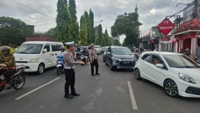 LAKUKAN PENGAWALAN POLRES JEMBER PERLANCAR JALUR PENDISTRIBUSIAN BBM, MASYARAKAT DIHIMBAU TIDAK PANIC BUYING 1000290297