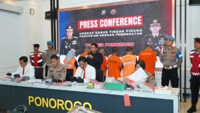 POLRES PONOROGO BERHASIL UNGKAP PENCURIAN MODUS PECAH KACA MOBIL TERSANGKA DITANGKAP DI BATAM 1000291822