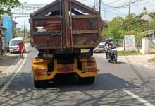 TRUK SAMPAH DLH KABUPATEN MADIUN NYARIS TELAN KORBAN: BUKTI GAGALNYA MANAJEMEN ASET PUBLIK IMG 20250731 WA0033