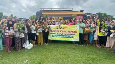 POLRESTA BANYUWANGI EDUKASI WARGA SAMBIL BERBAGI LEWAT WAYANG GOLEK 1000293106