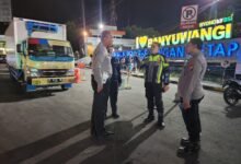 LIBATKAN PERSONEL GABUNGAN,KAPOLRESTA BANYUWANGI TURUN LANGSUNG PIMPIN URAI KEPADATAN DI PELABUHAN KETAPANG 1000294530