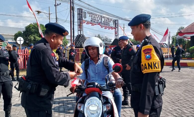 SAMBUT HARI KEMERDEKAAN RI KE - 80 BRIMOB POLDA JATIM BERBAGI 2000 BENDERA MERAH PUTIH DI PAMEKASAN 1000296267