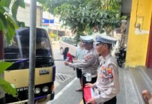 SATLANTAS POLRES KEDIRI KOTA PASANG DAN BAGIKAN BENDERA MERAH PUTIH, PERKUAT SEMANGAT CINTA TANAH AIR DAN PERSATUAN BANGSA 1000297338