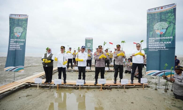 TANAM MANGROVE DI KALBAR, KAPOLRI: JAGA LINGKUNGAN UNTUK MASA DEPAN ANAK-CUCU KITA IMG 20250808 WA0016