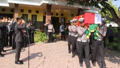 KAPOLRES KEDIRI KOTA PIMPIN UPACARA PEMAKAMAN ALM AIPTU JOKO SUSELO IMG 20250811 WA0031