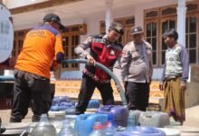 POLSI PEDULI : POLRES PROBOLINGGO GANDENG BPBD DISTRIBUSIKAN AIR BERSIH UNTUK WARGA TIRIS IMG 20250812 WA0003