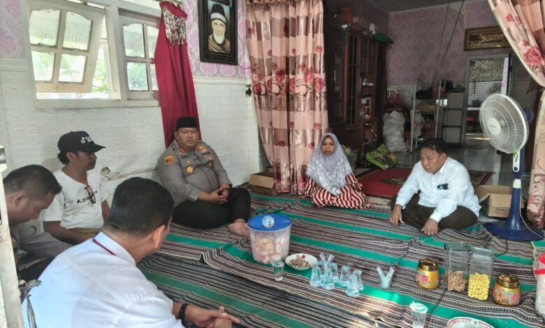 POLRES PASURUAN BERI SANTUNAN KELUARGA BOCAH 7 TAHUN KORBAN ANIRAT DI WONOREJO IMG 20250813 WA0007