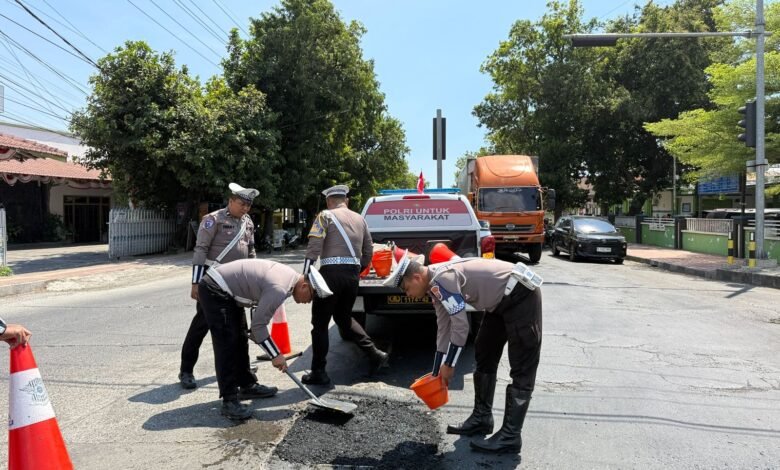 PEDULI KESELAMATAN MASYARAKAT POLANTAS POLRES SITUBONDO TAMBAL JALAN BERLUBANG CEGAH LAKA 7 PEDULI KESELAMATAN MASYARAKAT POLANTAS POLRES SITUBONDO TAMBAL JALAN BERLUBANG CEGAH LAKA IMG 20250814 WA0005