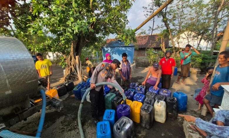 POLRES PROBOLINGGO DAN BPBD SALURKAN AIR BERSIH UNTUK WARGA TEGALSIWALAN DAMPAK KEKERINGAN IMG 20250814 WA0009