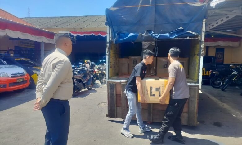 POLISI BERHASIL GAGALKAN PENYELUNDUPAN ARAK BALI TRUK PENGANGKUT DIAMANKAN DI JEMBER IMG 20250819 WA0011