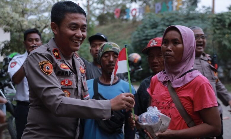 POLRES JEMBER TEBAR KEBAIKAN DI HARI KEMERDEKAAN, BERBAGI MAKANAN BERGIZI GRATIS UNTUK KAUM RENTAN IMG 20250821 WA0004