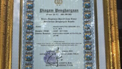KAPOLRES KEDIRI KOTA MENERIMA PENGHARGAAN DARI KAPOLDA JAWA TIMUR IMG 20250825 WA0005