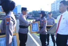 KAPOLDA JATIM BERI PENGHARGAAN 73 PERSONEL BERPRESTASI 4 DIANTARANYA TERIMA KPLB IMG 20250825 WA0021