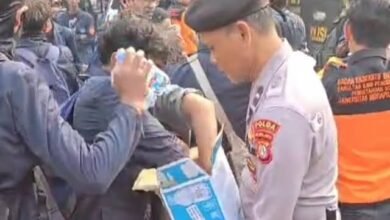 POLISI BAGIKAN AIR MINERAL KEPADA MASSA DEMO DI SENAYAN IMG 20250825 WA0036