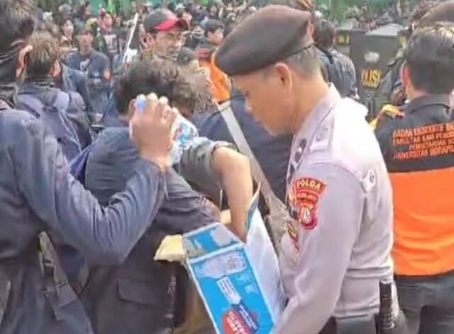POLISI BAGIKAN AIR MINERAL KEPADA MASSA DEMO DI SENAYAN IMG 20250825 WA0036