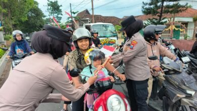 AKSI SIMPATIK POLISI WANITA POLRESTA BANYUWANGI DI HARI JADI POLWAN KE -77 GATUR LALIN SAMBIL BERBAGI COKLAT IMG 20250827 WA0008