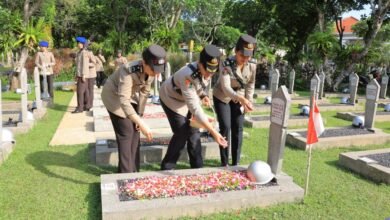 POLWAN MABES POLRI GELAR ZIARAH DAN TABUR BUNGA DI TMP KALIBATA PERINGATI HARI JADI KE-77 IMG 20250828 WA0030