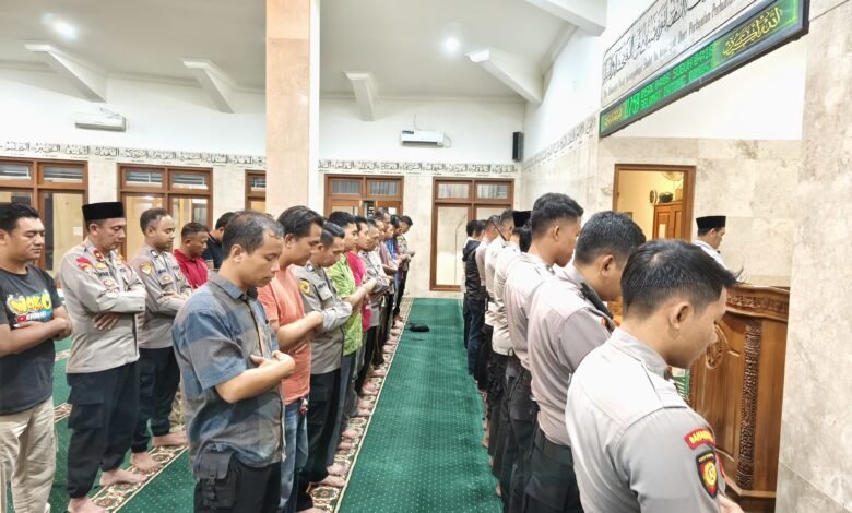 POLRES KEDIRI KOTA GELAR SHOLAT GHOIB UNTUK ALM. AFFAN KURNIAWAN 9 POLRES KEDIRI KOTA GELAR SHOLAT GHOIB UNTUK ALM. AFFAN KURNIAWAN IMG 20250829 WA0038