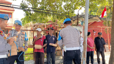 POLISI PEDULI : PATROLI DIALOGIS POLRESTA BANYUWANGI SAMBIL BERBAGI NASI UNTUK ABANG BECAK SCREENSHOT 20250811 092252