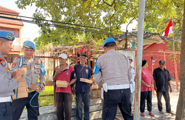 POLISI PEDULI : PATROLI DIALOGIS POLRESTA BANYUWANGI SAMBIL BERBAGI NASI UNTUK ABANG BECAK SCREENSHOT 20250811 092252