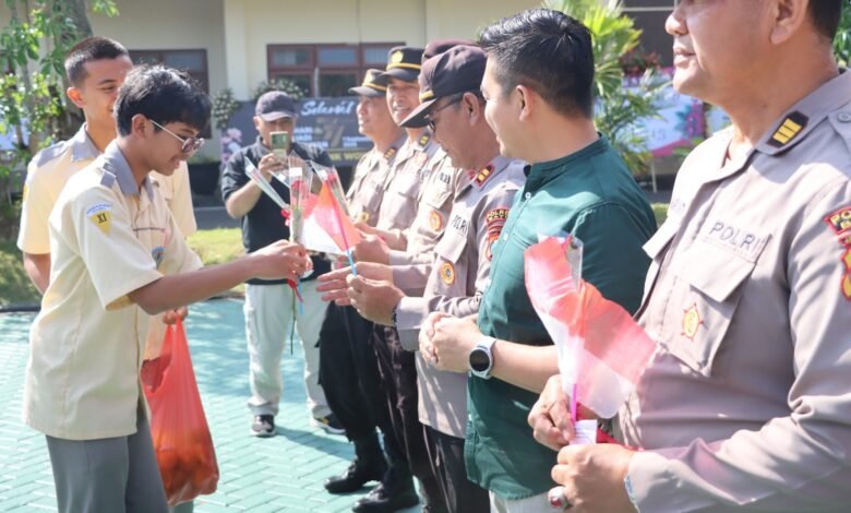 BUNGA DAN JERUK SIMBOL KEPEDULIAN MASYARAKAT UNTUK POLRES BATU U3 IMG 20250904 WA0015