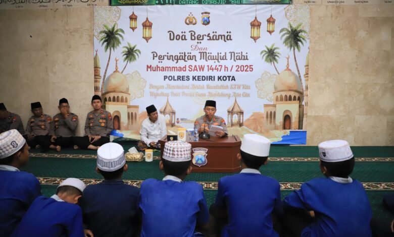 POLRES KEDIRI KOTA PERINGATI MAULID NABI MUHAMMAD SAW 1447H, DENGAN DOA BERSAMA DAN SANTUNAN ANAK YATIM U3 IMG 20250911 WA0021
