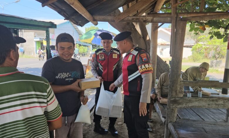 POLISI PATROLI SAMBIL BERBAGI NASI KOTAK PROGRAM PASABBER POLRES SITUBONDO DISAMBUT ANTUSIAS WARGA U3 IMG 20250916 WA0023