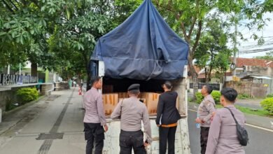 POLRESTA BANYUWANGI BERHASIL AMANKAN TRUK MUAT RIBUAN LITER MIRAS JENIS ARAK DIKEMAS DALAM BOTOL U3 IMG 20250919 WA0004