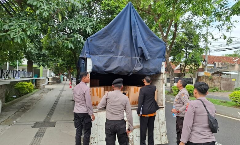 POLRESTA BANYUWANGI BERHASIL AMANKAN TRUK MUAT RIBUAN LITER MIRAS JENIS ARAK DIKEMAS DALAM BOTOL U3 IMG 20250919 WA0004