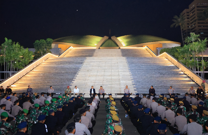 MAKAN MALAM BERSAMA, KAPOLRI BERI MOTIVASI PASUKAN PENGAMANAN DPR/MPR RI 8 MAKAN MALAM BERSAMA, KAPOLRI BERI MOTIVASI PASUKAN PENGAMANAN DPR/MPR RI U3 SCREENSHOT 20250902 133041