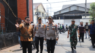 KAPOLDA JATIM TINJAU TITIK KERUSAKAN DI KEDIRI RAYA, HIMBAU MASYARAKAT TURUT JAGA KAMTIBMAS U3 SCREENSHOT 20250905 095545 1