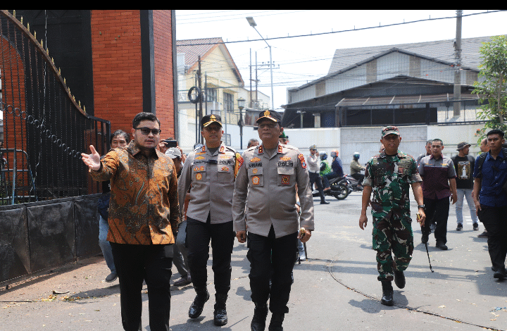KAPOLDA JATIM TINJAU TITIK KERUSAKAN DI KEDIRI RAYA, HIMBAU MASYARAKAT TURUT JAGA KAMTIBMAS U3 SCREENSHOT 20250905 095545 1