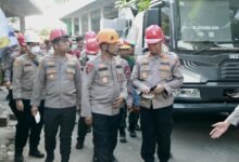 KAPOLDA JATIM TINJAU EVAKUASI KORBAN ROBOHNYA BANGUNAN PONPES AL KHOZINY DI SIDOARJO U3 IMG 20251004 WA0002