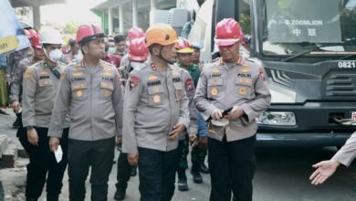 KAPOLDA JATIM TINJAU EVAKUASI KORBAN ROBOHNYA BANGUNAN PONPES AL KHOZINY DI SIDOARJO U3 IMG 20251004 WA0002