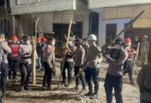 RATUSAN PERSONEL POLRESTA SIDOARJO BERJIBAKU BERSIHKAN PUING BANGUNAN PONPES AL KHOZINY U3 IMG 20251004 WA0005