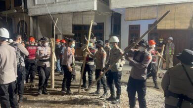 RATUSAN PERSONEL POLRESTA SIDOARJO BERJIBAKU BERSIHKAN PUING BANGUNAN PONPES AL KHOZINY U3 IMG 20251004 WA0005