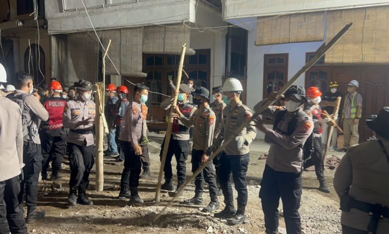 RATUSAN PERSONEL POLRESTA SIDOARJO BERJIBAKU BERSIHKAN PUING BANGUNAN PONPES AL KHOZINY U3 IMG 20251004 WA0005