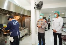 KAPOLRESTABES SURABAYA CEK KEBERSIHAN DAPUR SPPG PASTIKAN MBG HIGIENIS DAN AMAN U3 IMG 20251009 WA0019