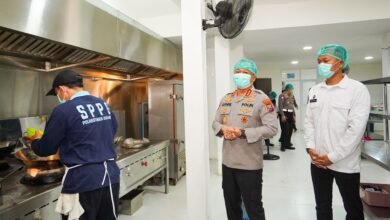 KAPOLRESTABES SURABAYA CEK KEBERSIHAN DAPUR SPPG PASTIKAN MBG HIGIENIS DAN AMAN U3 IMG 20251009 WA0019