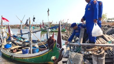 HARKAMTIBMAS : PATROLI PESISIR POLRES SITUBONDO BERBAGI NASI BUNGKUS UNTUK NELAYAN U3 IMG 20251011 WA0024