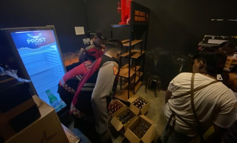 ANGGOTA SAT RESNARKOBA DAN SAMAPTA POLRES TULUNGAGUNG MELAKSANAKAN GIAT RAZIA, PULUHAN MIRAS DIAMANKAN U3 IMG 20251016 WA0005