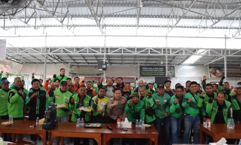 KAPOLRES BOJONEGORO BERI BANTUAN KOMUNITAS OJOL AJAK JAGA KAMTIBMAS U3 IMG 20251016 WA0008