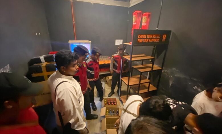 HARKAMTIBMAS POLRES TULUNGAGUNG GELAR RAZIA, PULUHAN BOTOL MIRAS DIAMANKAN U3 IMG 20251016 WA0015