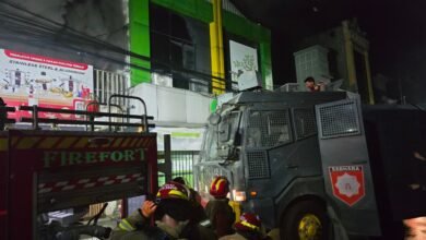 WATER CANNON POLRES KEDIRI KOTA BERJIBAKU PADAMKAN KEBAKARAN TOKO PERABOTAN DI JALAN DHOHO U3 IMG 20251016 WA0017